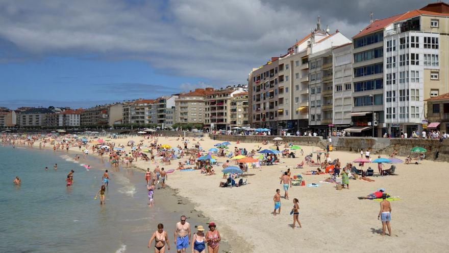 Veraneantes en la playa de Silgar, en Sanxenxo.