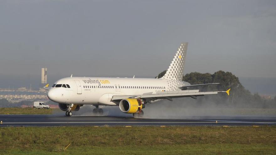 Un avión de Vueling, en Alvedro.