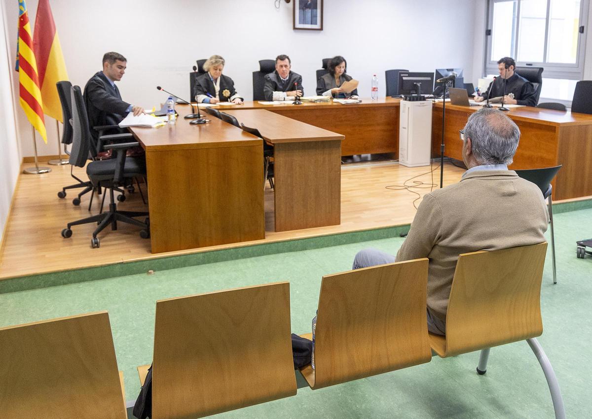 Josep Manel Francés sentado de espaldas en el banquillo al inicio del juicio celebrado este lunes.