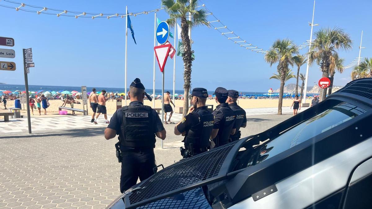 Agentes de ambas policías en el paseo de la playa de Levante de Benidorm.