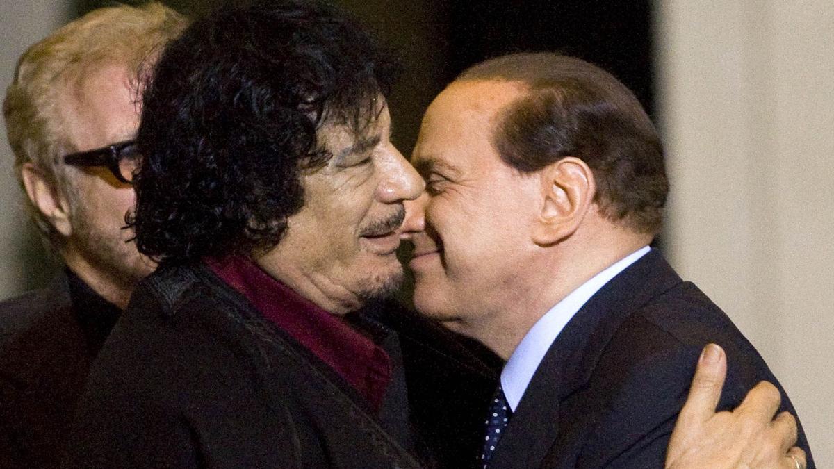  Muammar Gaddafi, es recibido por el primer ministro de Italia, Silvio Berlusconi en Roma, el 16 de noviembre de 2009