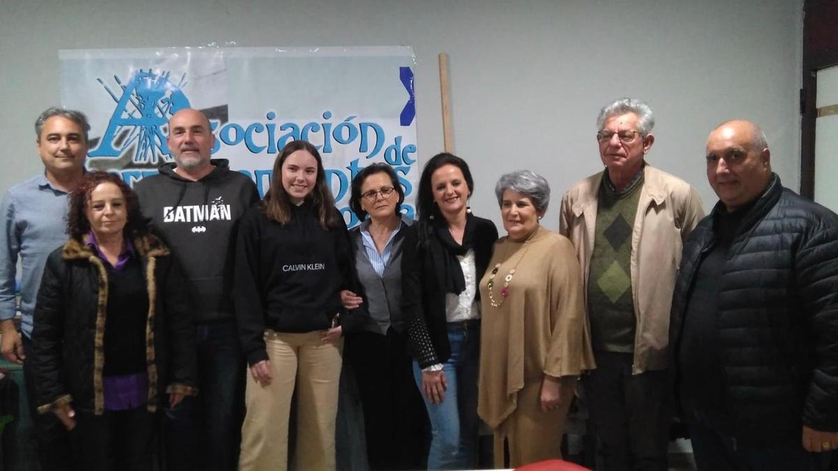 María Lozano, en el centro, junto al resto de miembros que forman la nueva junta directiva.