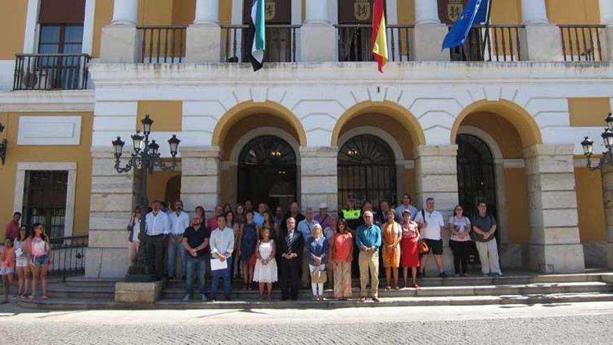 El Ayuntamiento de Badajoz guarda un minuto de silencio por las víctimas del atentado en Niza