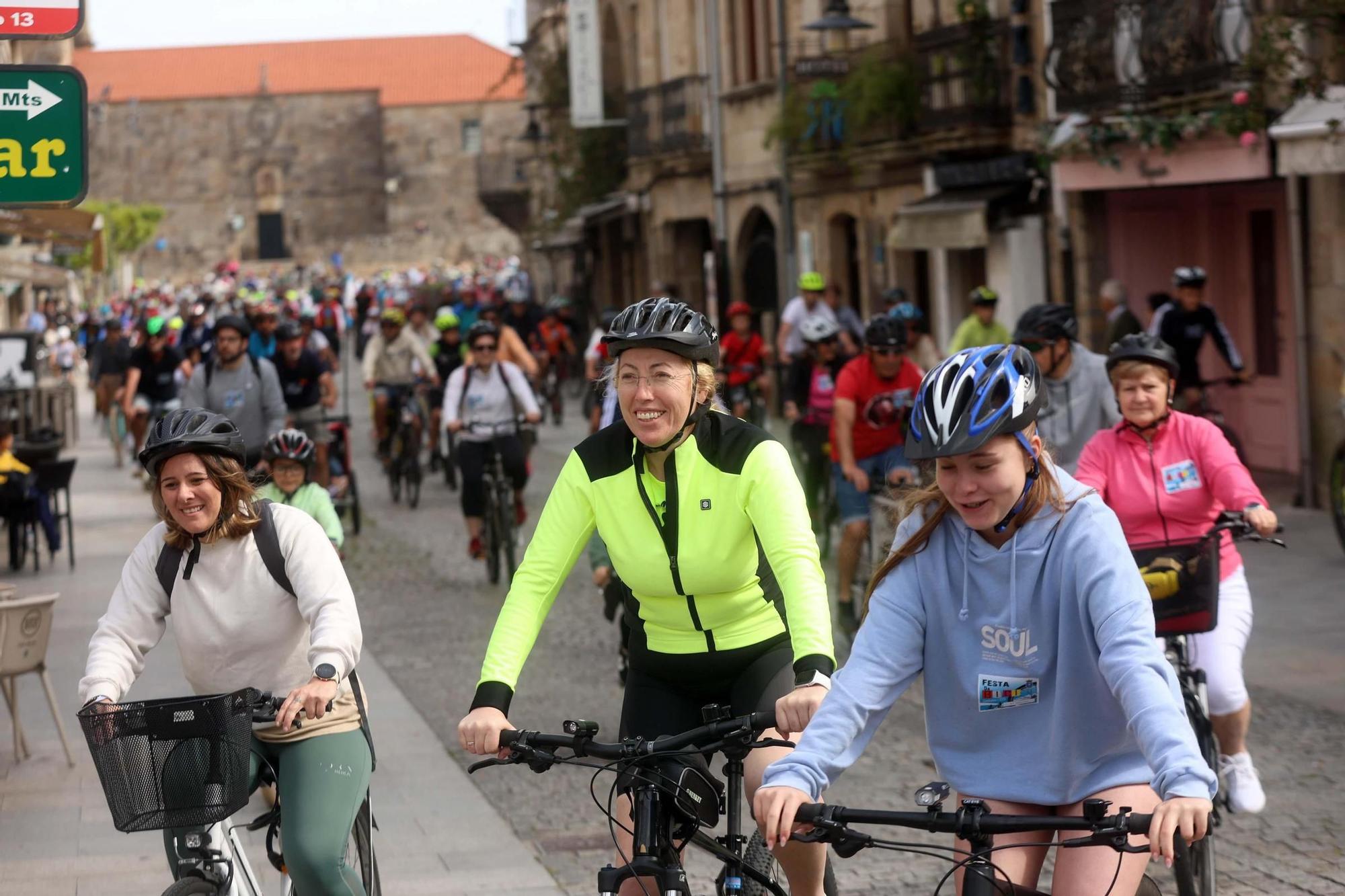 Participantes en la fiesta de la bicicleta de Cambados.