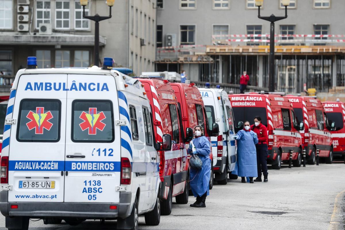 Cola de ambulancias ante el Hospital Santa Maria de Lisboa con pacientes a la espera de ser atendidos, el pasado 29 de enero.