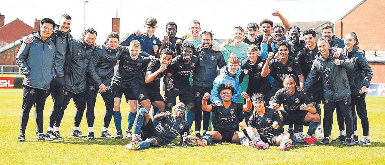 Carlos Vicens celebró ayer el título con el Manchester City sub-18.