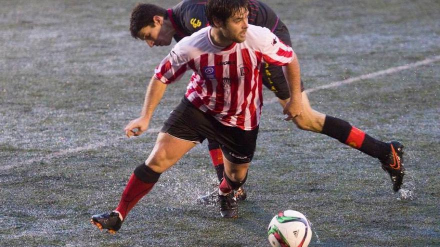 El jugador del Siero Borja Argüelles, con el balón, supera a Carly, del Condal.