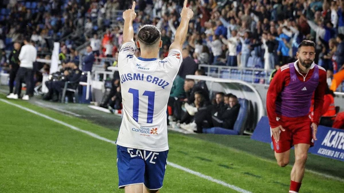 Luismi Cruz celebra con el público el gol decisivo ante el Granada. | MARÍA PISACA