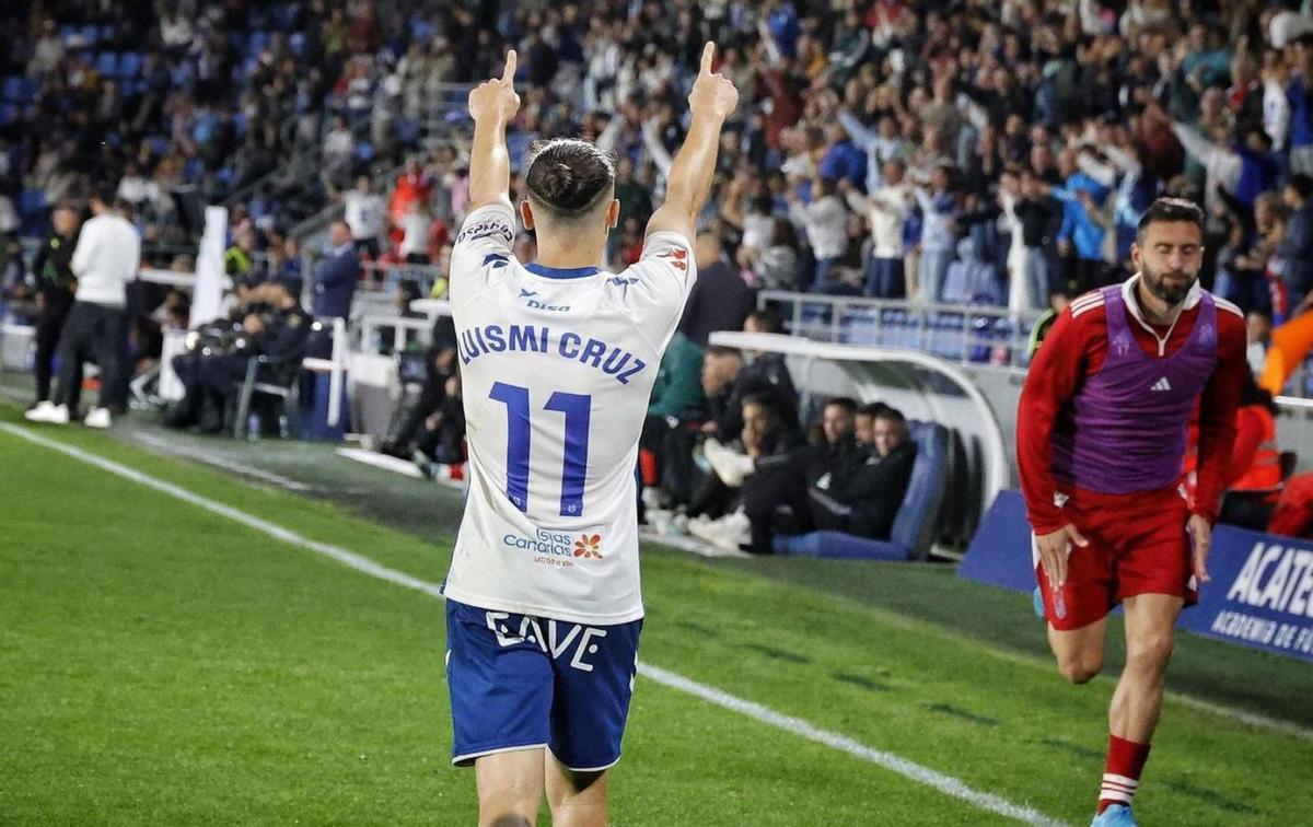 Luismi Cruz celebra con el público el gol decisivo ante el Granada. | MARÍA PISACA