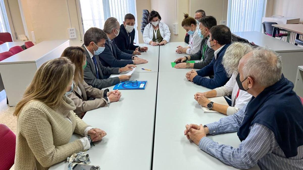 El presidente del PPCV, Carlos Mazón, entre otros cargos populares de Castellón, en la reunión con la junta de personal del Hospital General de Castelló, este jueves