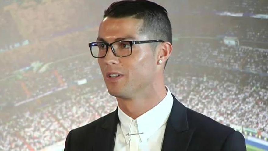 Cristiano Ronaldo firma su renovación con el Real Madrid