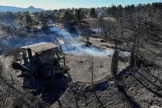 Atenas apaga su incendio, que deja un rastro de catástrofe