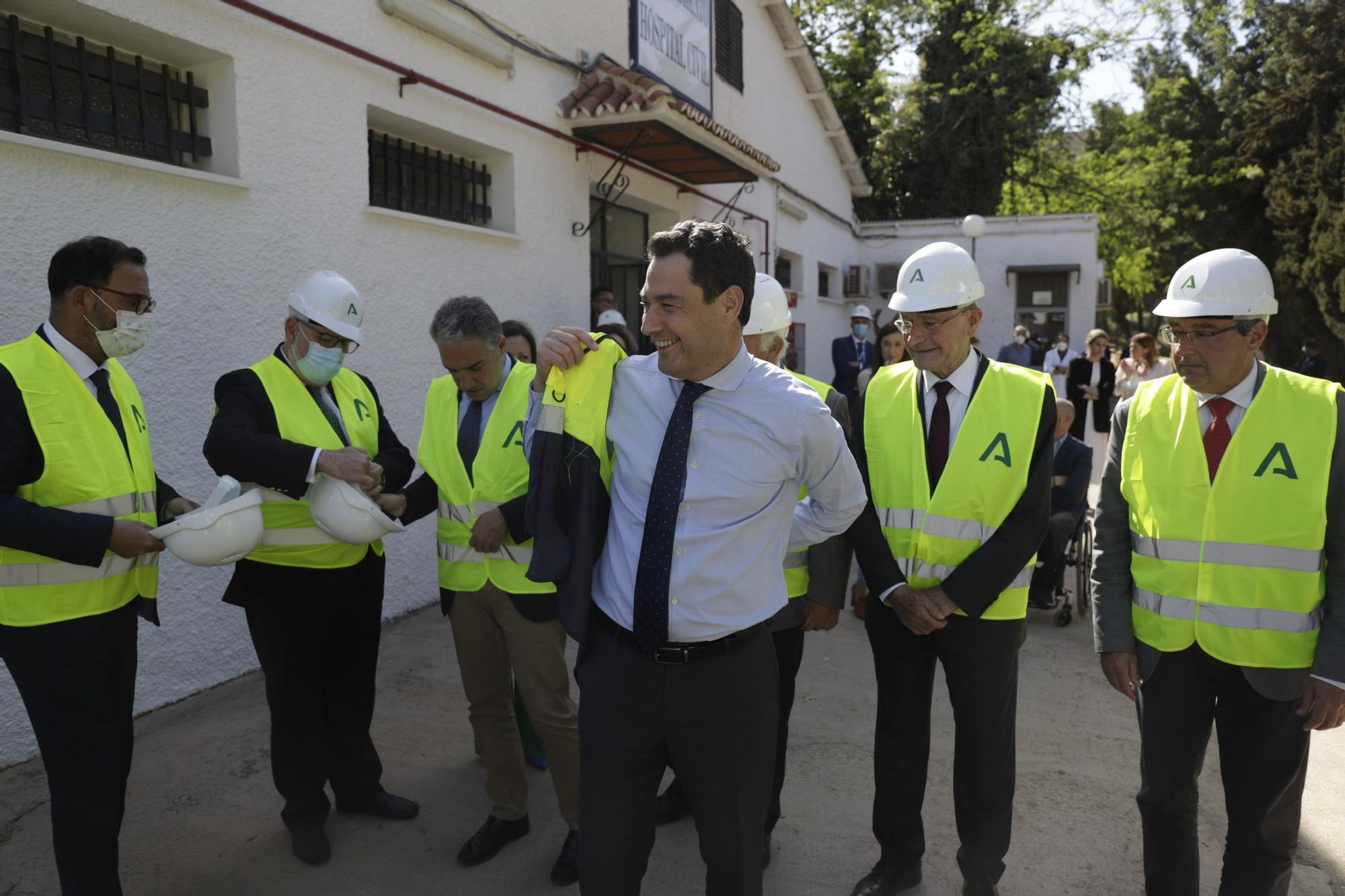 Demolición de las tres naves del Civil donde irá el tercer hospital de Málaga