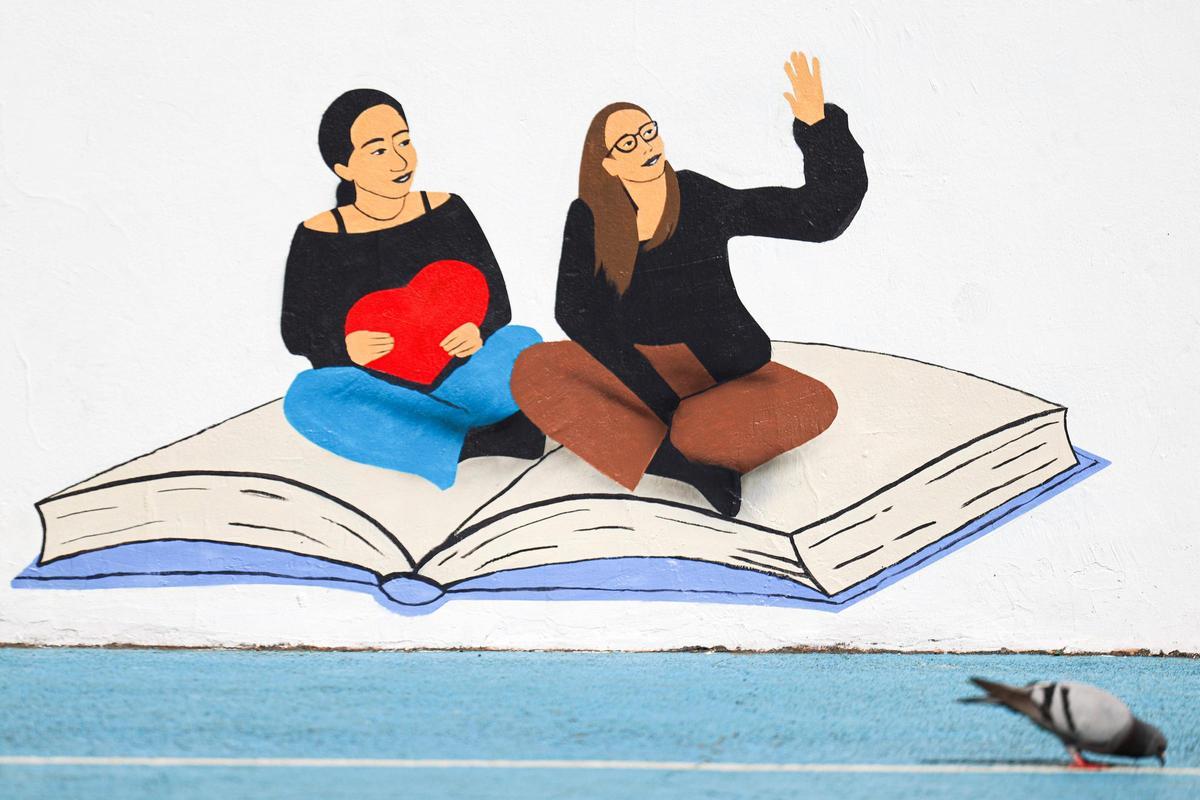 Mural pintado por dos alumnas y Aída Miró