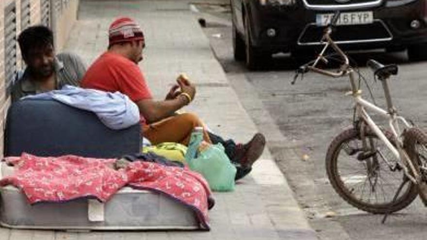 Diez familias duermen en la calle al amenazar ruina su edificio