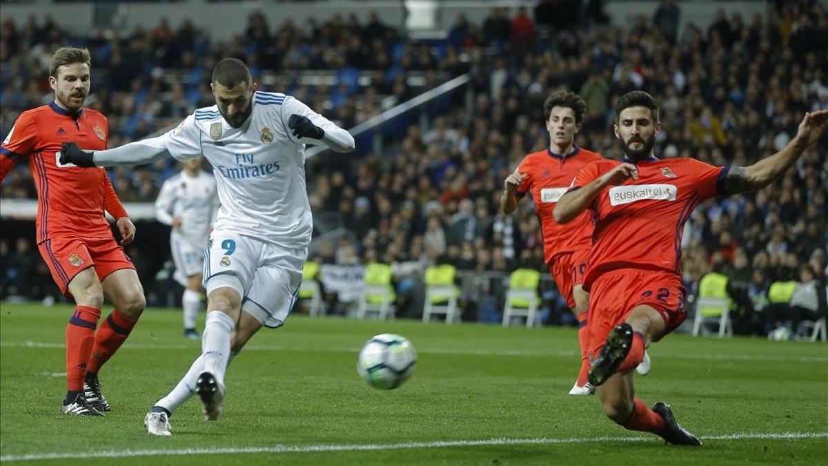 Benzema dispara a puerta con la oposición de Navas durante el partido contra la Real Sociedad