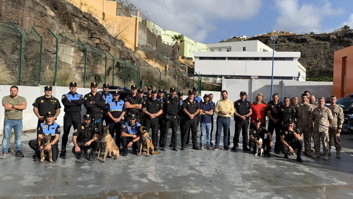 40 miembros de los Cuerpos y Fuerzas de Seguridad y de las Fuerzas Armadas participan en el curso de guías caninos