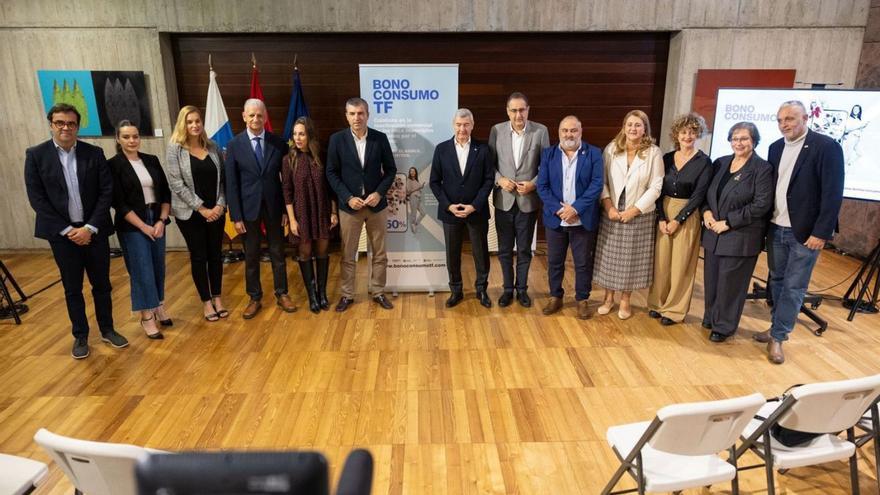 El vicepresidente, Manuel Domínguez, y el presidente de Fauca, Abbas Moujir, con alcaldes y concejales.