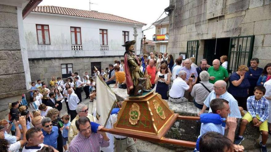 La procesión de San Roque recorrió las calles de Combarro reuniendo a un buen número de asistentes. // Gustavo Santos