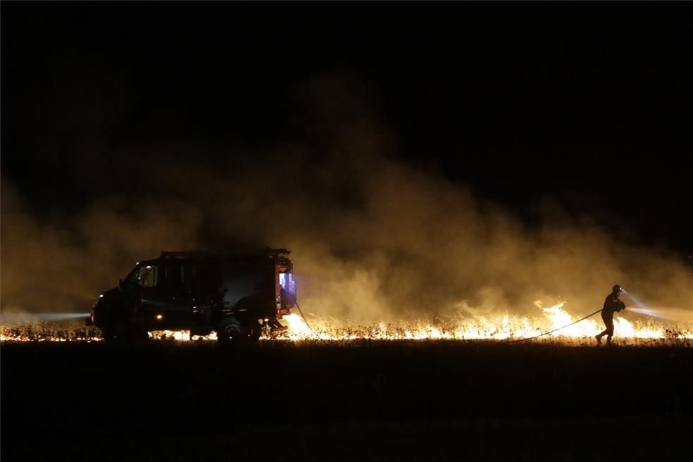 El incendio provocado por los fuegos artificiales en la Feria de San Fernando, en imágenes