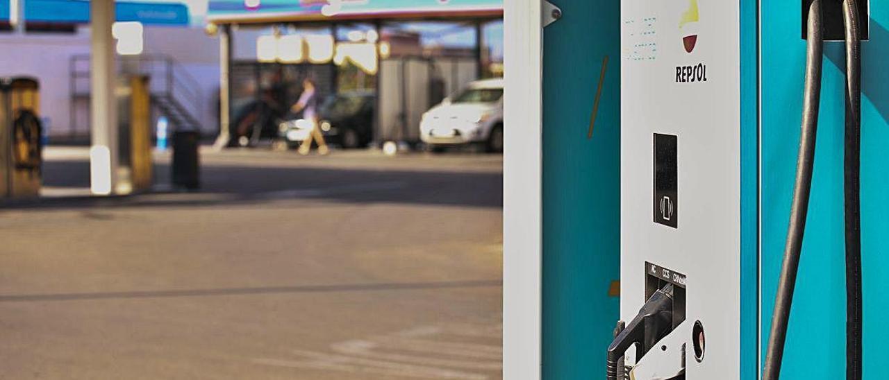 Punto de recarga de coches eléctricos en una gasolinera de Alicante, donde son cada vez más los vehículos que acuden a enchufarse.