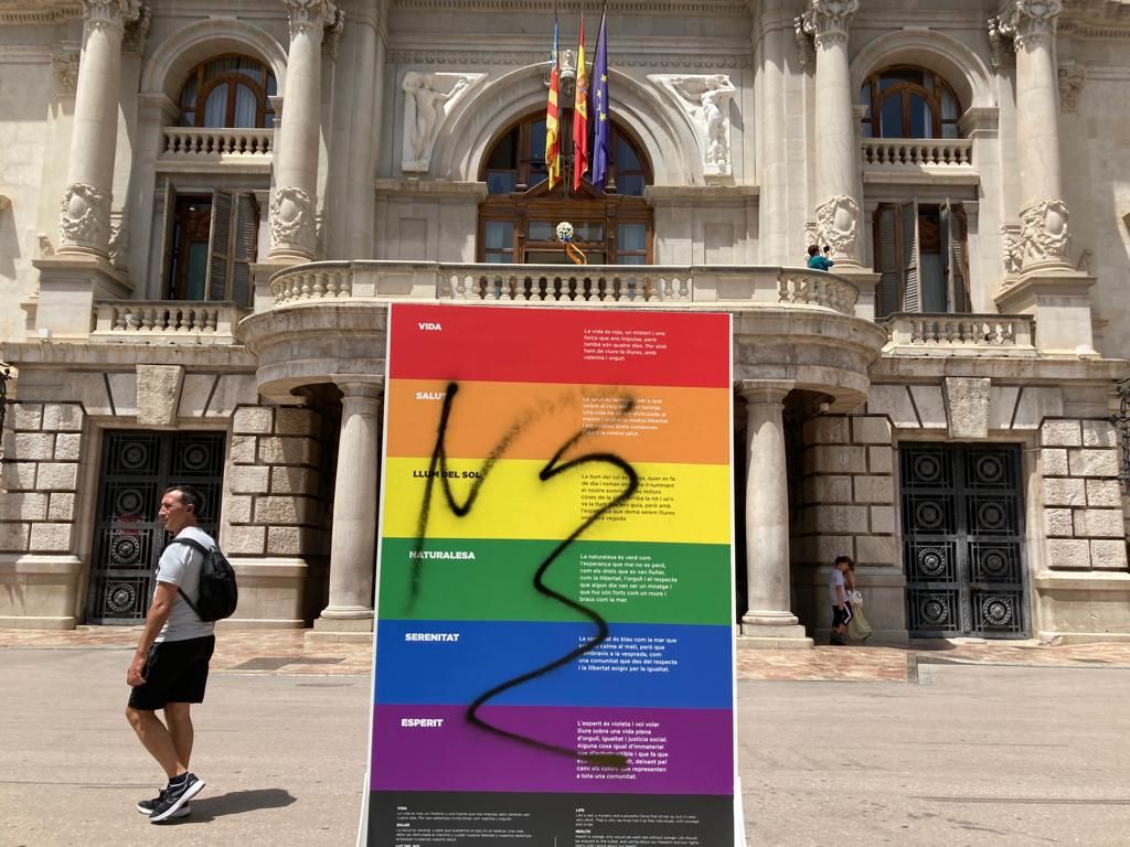 Vandalizan la exposición gráfica del Día del Orgullo en la Plaza del Ayuntamiento