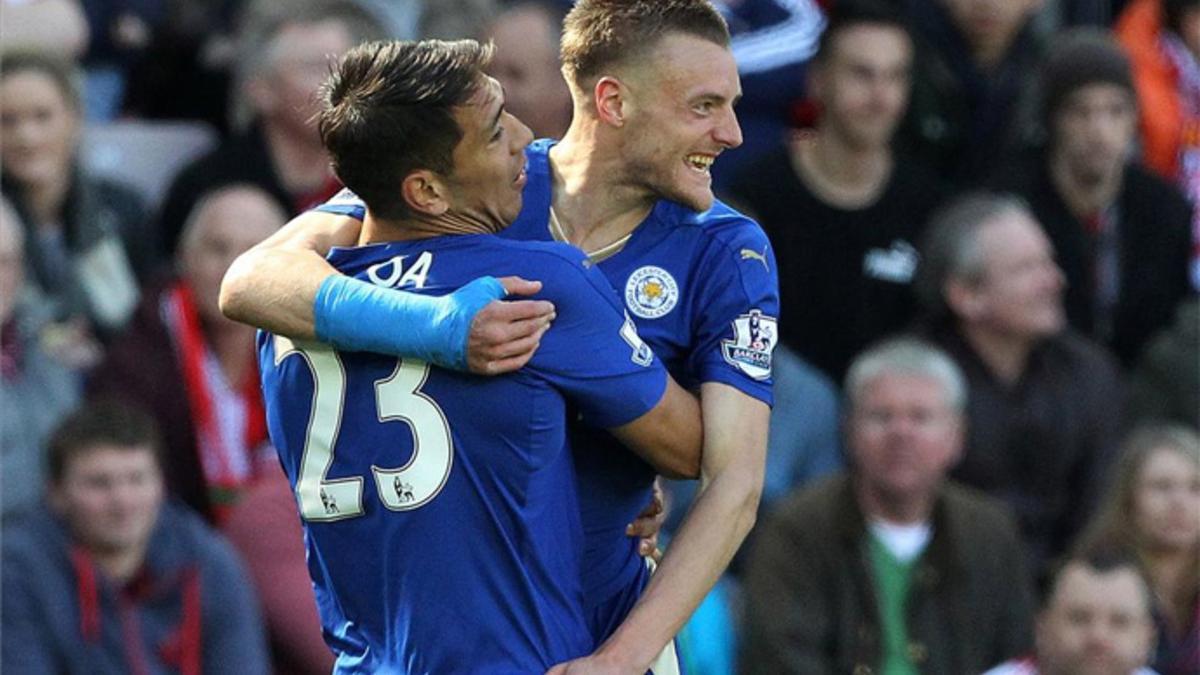 Vardy y Ulloa celebran el primer gol del Leicester en Sunderland