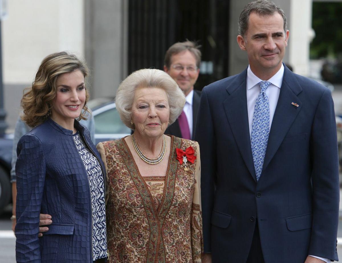 Letizia Ortiz junto a Beatriz de los Países Bajos y Felipe VI