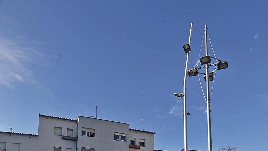 La plaça, encara en obres, i sense treballadors.