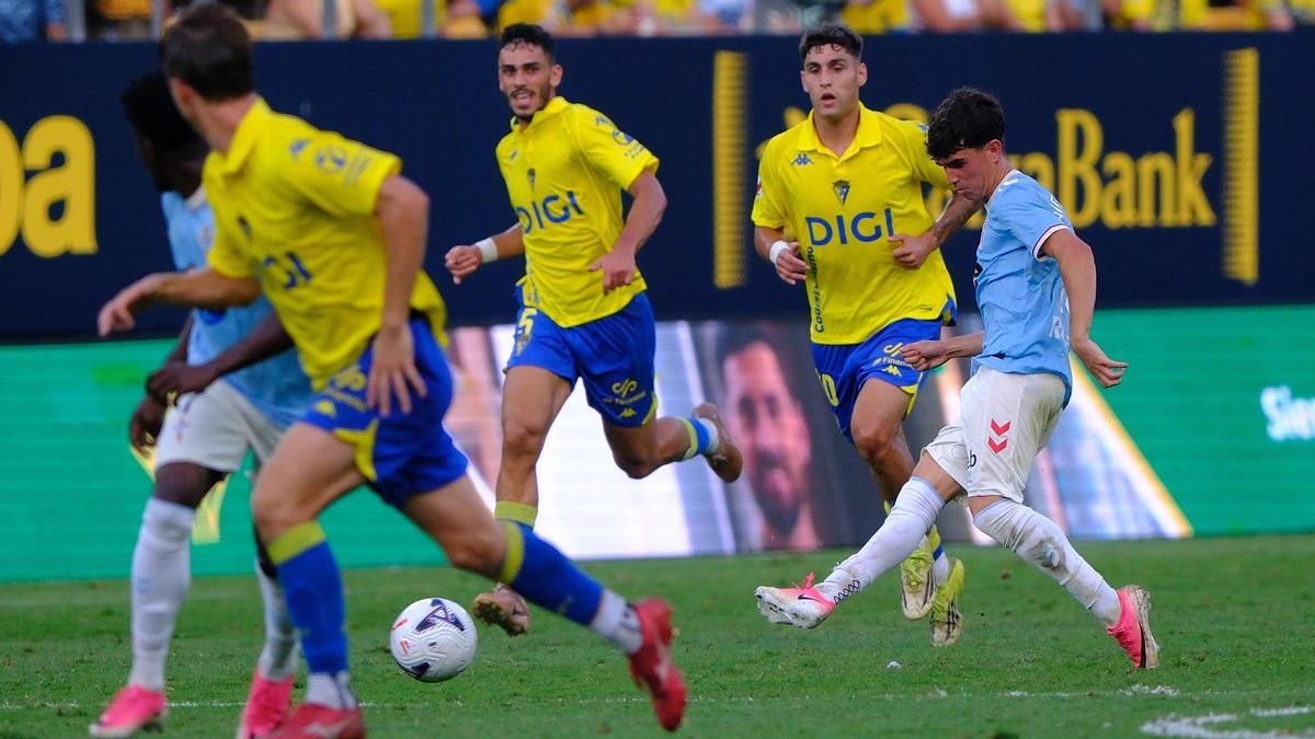 Arcos da un pase durante el partido de ayer.