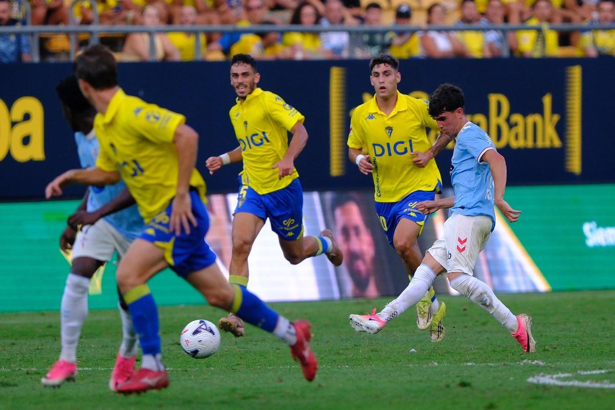 Arcos da un pase durante el partido de ayer.