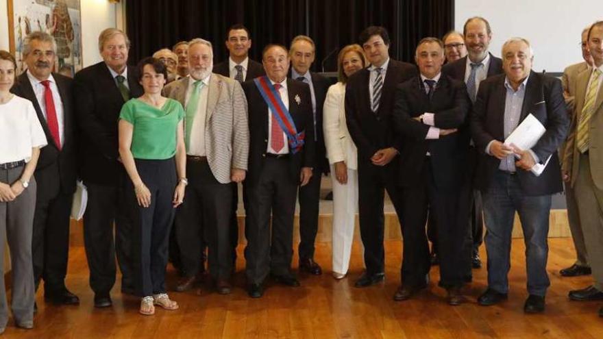 Silveira (en el centro, con la banda de Anare), flanqueado por López Veiga (izq.) y José Benito Suárez (dch.). // R. G.