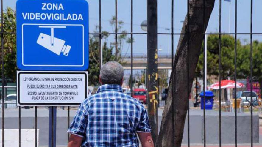 Imagen de uno de los carteles que alerta de la videovigilancia en el Parque de la Estación.