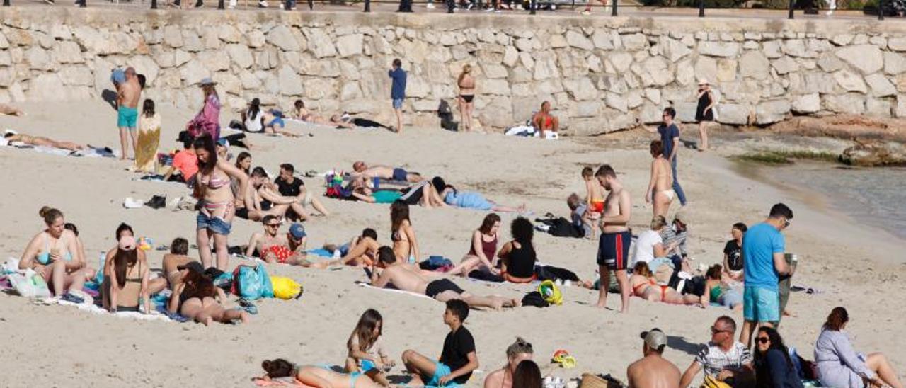 Turistas en una playa la pasada Semana Santa.