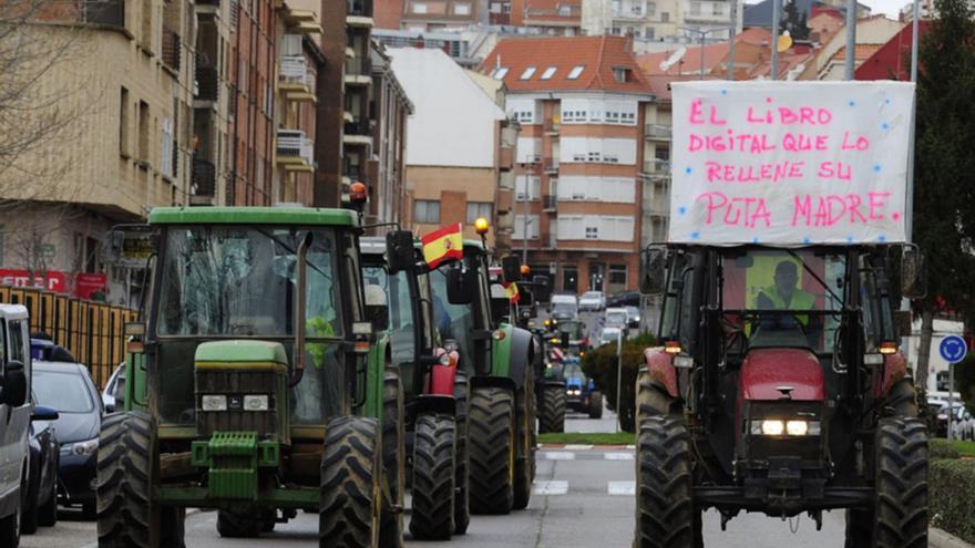 La tractorada de las OPAS en la avenida de Federico Silva.