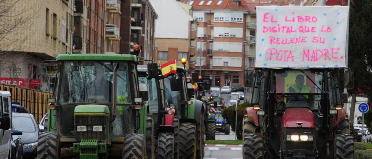 La tractorada de las OPAS en la avenida de Federico Silva. | J. A. G.
