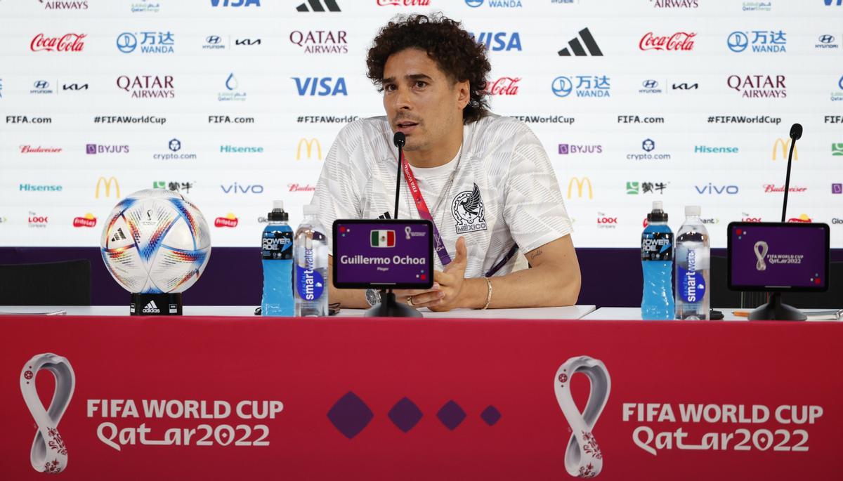 DOHA, 21/11/2022.- El portero de la selección mexicana de fútbol Guillermo Ochoa durante la rueda de prensa ofrecida este lunes en Doha. EFE/José Méndez