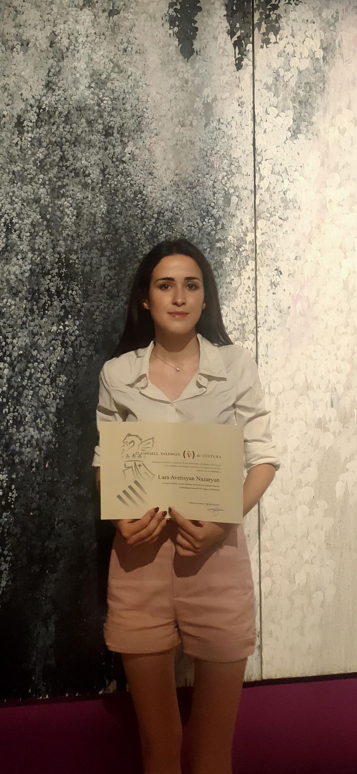 Lara Avetisyan, con el diploma del CVC, en el acto en el IVAM.