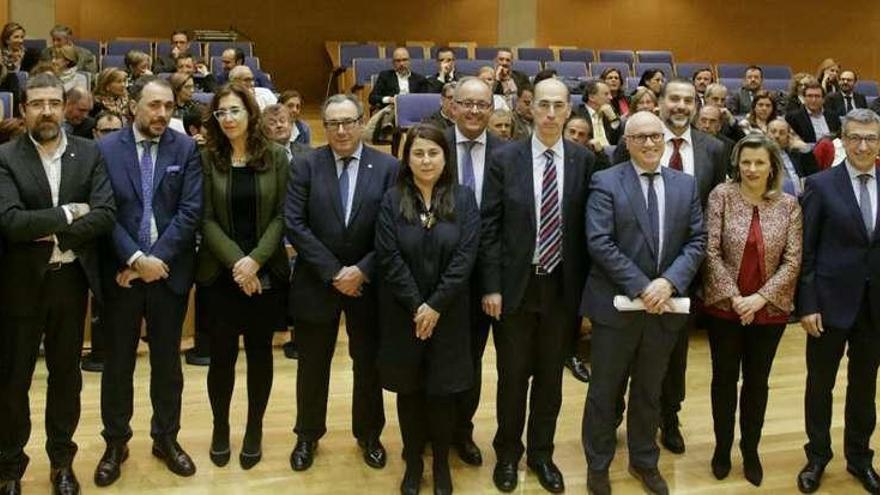 Almuíña, con los responsables de las áreas sanitarias, en la firma de los Acuerdos de Gestión para 2018. // FdV