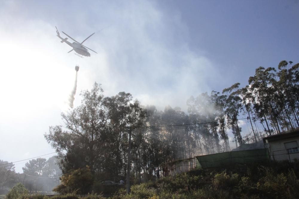 Un incendio cerca de casas desata la alarma en Vilaboa