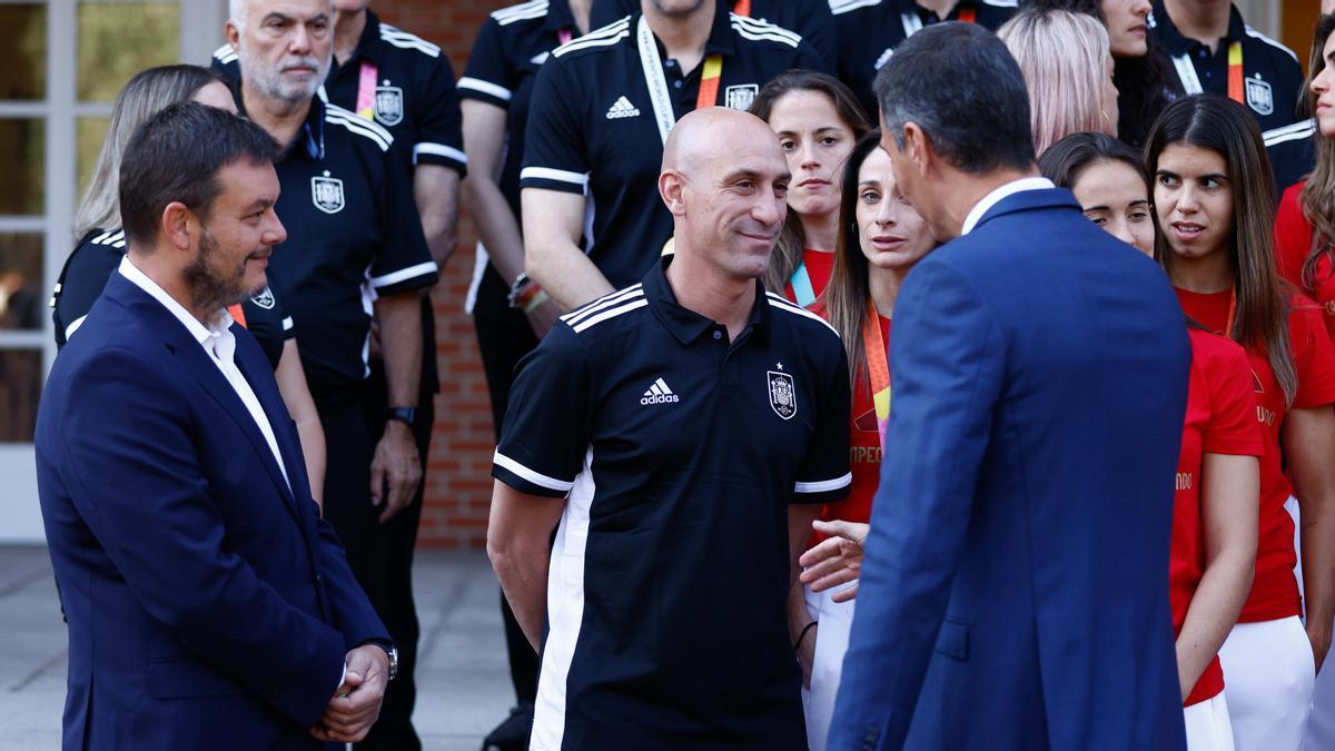 Víctor Francos, Luis Rubiales y Pedro Sánchez durante la recepción en La Moncloa a las campeonas del Mundial femenino de fútbol.