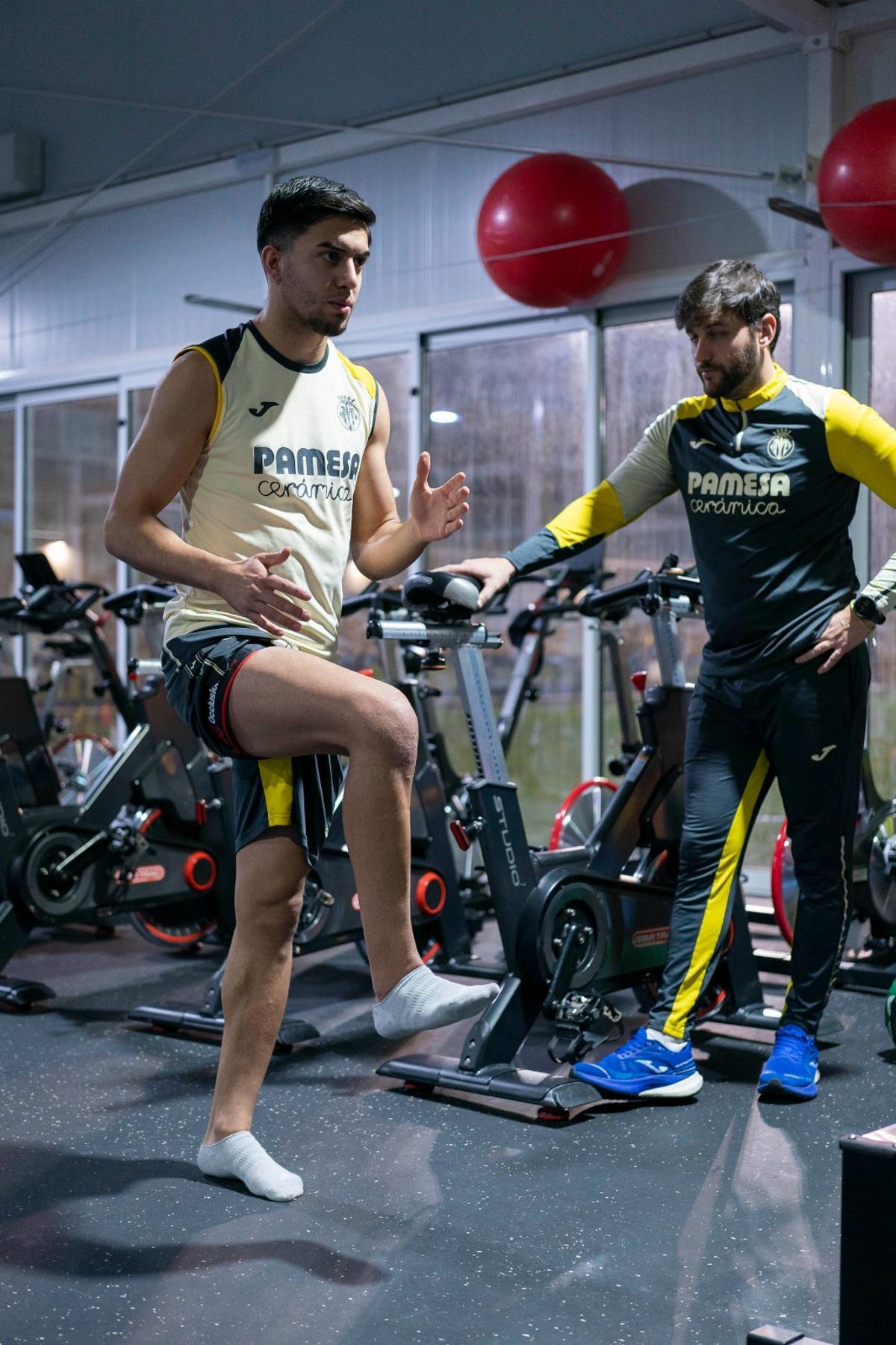 El hispano-marroquí Ilias Akhomach, durante una de las sesiones de rehabilitación con el Villarreal CF en Miralcamp.