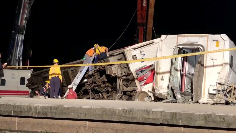 Al menos 18 muertos al descarrilar un tren en Taiwán