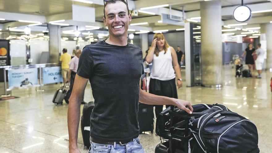 El ciclista profesional Enric Mas en su llegada ayer al aeropuerto mallorquín de Son Sant Joan.