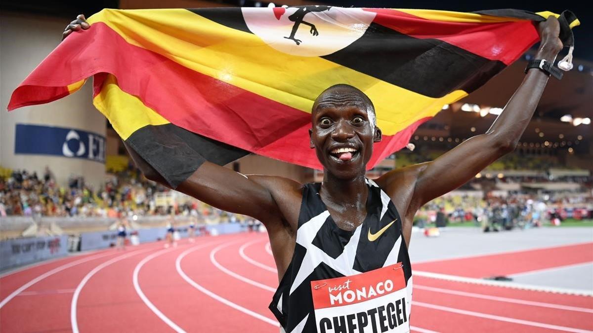 Cheptegei, ufano con la bandera de Uganda tras batir la marca de Bekele en el 5.000 en Mónaco.