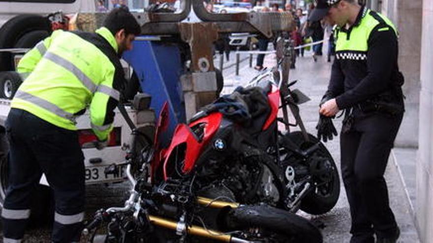 Agents de la Policia Municipal de Girona retirant la motocicleta accidentada