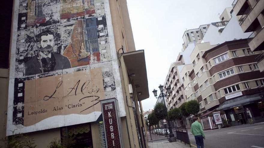 El mural de Clarín instalado en la calle Santa Clara.