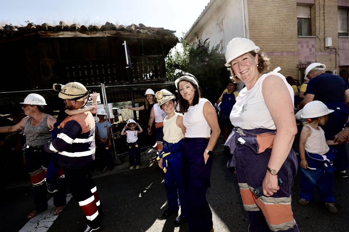 Un desfile y celebraciones para "enmarcar" en Olloniego, que despide las fiestas de San Antonio