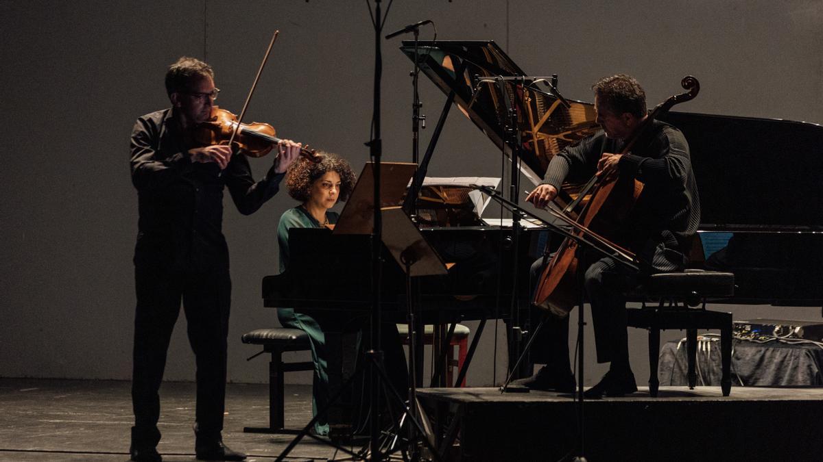 El trío formado por David Harutunián (violín), Mijaíl Hajnazarián (violonchelo) y Sofia Melikián (piano), el lunes en Alicante