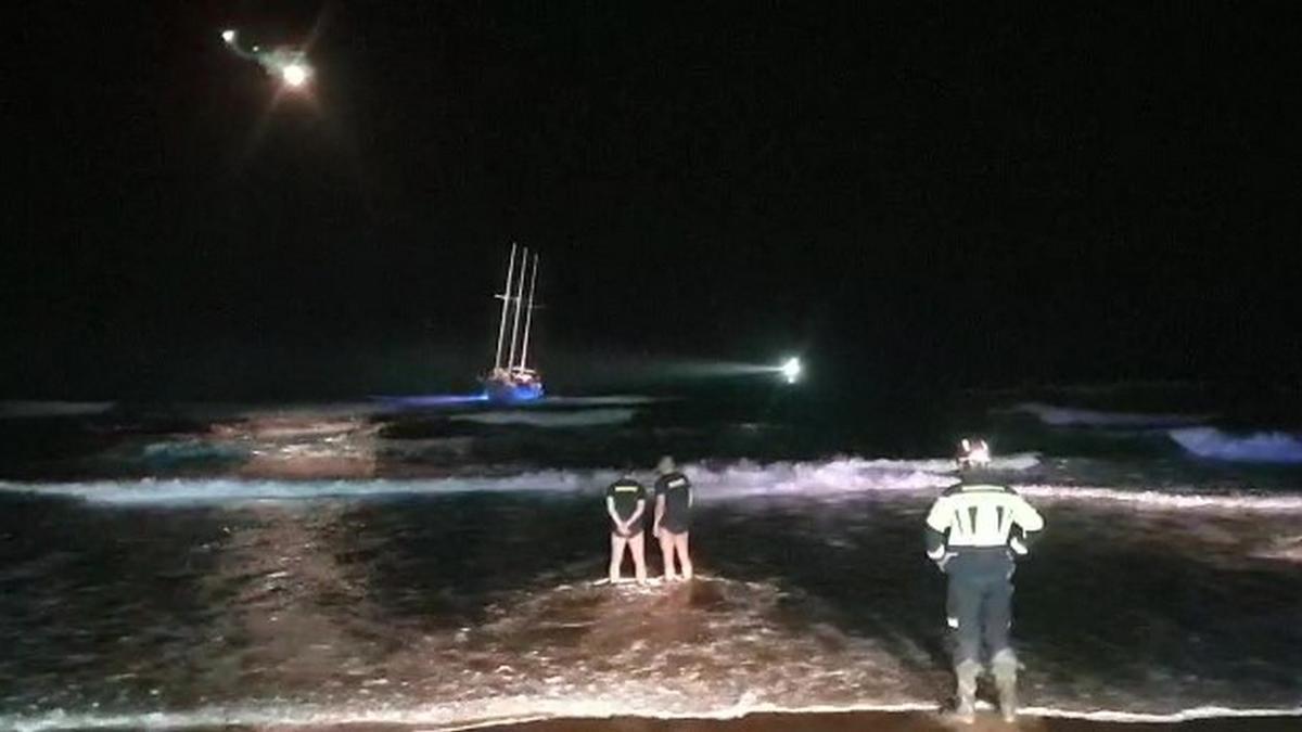 Rescate embarcación encallada en Playa del Inglés